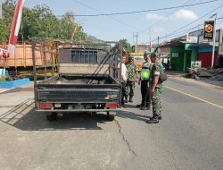 Cegah Penyebaran PMK, Anggota Koramil Tipe B 0808/14 Kesamben Perketat Pos Penyekatan