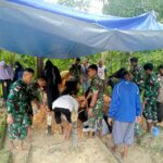 Personel Satgas Pamtas RI-Malaysia Yonarmed 19/105 Trk Bogani Bantu Prosesi Pemakaman Masyarakat Di Perbatasan
