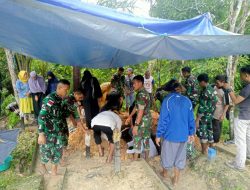 Personel Satgas Pamtas RI-Malaysia Yonarmed 19/105 Trk Bogani Bantu Prosesi Pemakaman Masyarakat Di Perbatasan