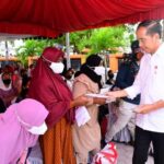 Presiden Jokowi Bagikan Bantuan Sosial di Kabupaten Maluku Tenggara