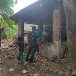 Cegah Penyebaran PMK, Babinsa Sananwetan Dampingi Vaksinasi Hewan Ternak Di Wilayah Binaannya