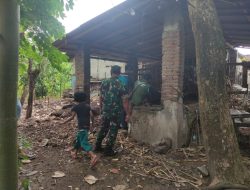 Cegah Penyebaran PMK, Babinsa Sananwetan Dampingi Vaksinasi Hewan Ternak Di Wilayah Binaannya