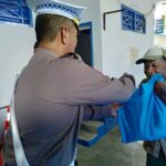 Kasat Lantas Polrestabes Makassar AKBP Zulanda S,ik.MH. Bagikan 100 Paket Sembako Dibeberapa Titik Pelayanan Polrestabes Makassar