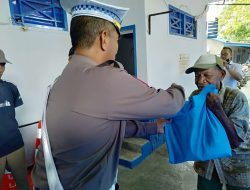 Kasat Lantas Polrestabes Makassar AKBP Zulanda S,ik.MH. Bagikan 100 Paket Sembako Dibeberapa Titik Pelayanan Polrestabes Makassar