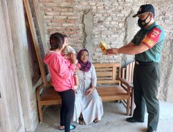 Bentuk Kepedulian Terhadap Gizi Bayi, Babinsa Jenggrik Berikan Susu Formula