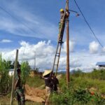 Personel Satgas Pamtas Yonarmed 19/105 Trk Bogani Bantu Perbaiki Listrik Desa Di Perbatasan