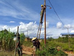 Personel Satgas Pamtas Yonarmed 19/105 Trk Bogani Bantu Perbaiki Listrik Desa Di Perbatasan