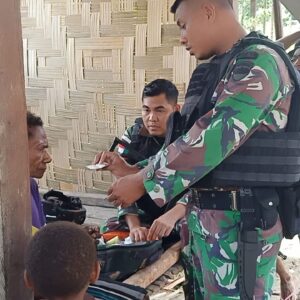 JAGA TONG PU KESEHATAN “SATGAS YONIF 126/KC KELILING KAMPUNG BERIKAN PELAYANAN KESEHATAN