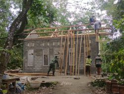 Wujud Manunggal Dengan Rakyat, Babinsa Gandusari Bantu Bangun Rumah Warga Binaannya