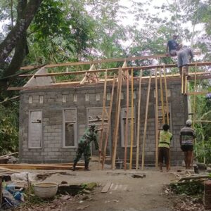 Wujud Manunggal Dengan Rakyat, Babinsa Gandusari Bantu Bangun Rumah Warga Binaannya