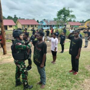 Beri Ekstra Kurikuler Siswa, Satgas Pamtas Yonif Raiderr 142/KJ Tanamkan Kedisiplinan