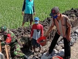 Mudahkan Akses petani, Babisa Koramil Sambi Gotong Royong Pembangunan Jalan