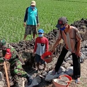 Mudahkan Akses petani, Babisa Koramil Sambi Gotong Royong Pembangunan Jalan