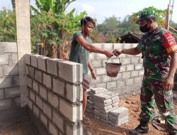 Ringankan Beban Warga, Babinsa Bantu Bangun Rumah