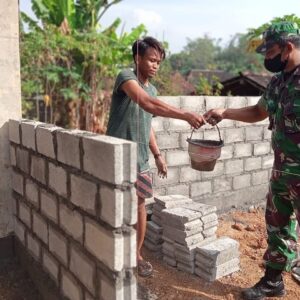 Ringankan Beban Warga, Babinsa Bantu Bangun Rumah