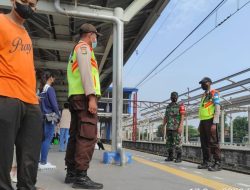 PPKM Level 1 Babinsa Koramil 01 Tambun Tekan Prokes di Stasiun Tambun