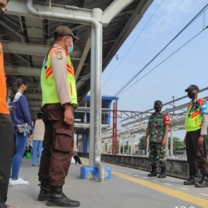 PPKM Level 1 Babinsa Koramil 01 Tambun Tekan Prokes di Stasiun Tambun