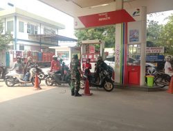 Babinsa Berikan Pengamanan Kepada Masyarakat Dalam Antrian Di SPBU Tambun