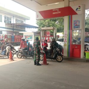 Babinsa Berikan Pengamanan Kepada Masyarakat Dalam Antrian Di SPBU Tambun