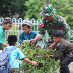 Laksanakan Kerja Bakti Membersihkan Halaman Masjid Nurul Hudud, Satgas Pamtas Yonarmed 19/105 Trk Bogani Ajak Anak Sekolah Untuk Budayakan Peduli Lingkungan
