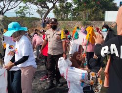 Luar Biasa Warga Bergotong Royong Bersih,”Bersih Dikawasan Wisata Pantai