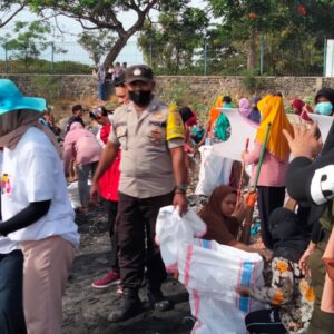 Luar Biasa Warga Bergotong Royong Bersih,”Bersih Dikawasan Wisata Pantai