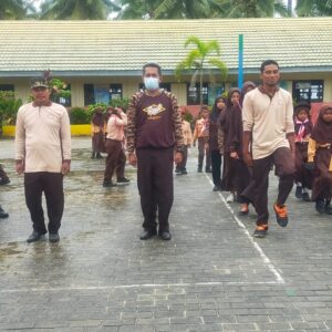 Babinsa Tanjung Tengah Latih PBB Kepada Para Guru SDN 018