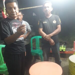 Ketua RT Bersama Masyarakat Karunrung Raya Mengamankan Barang Bukti Busur Panah Milik Segerombolan Geng Motor