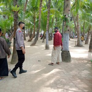 PATROLI JALAN KAKI DITEMPAT WISATA, BERIKAN RASA AMAN PENGUJUNG DAN TETAP MEMATUHI PROTOKOL KESEHATAN
