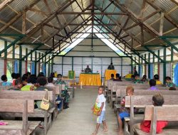 TINGKATKAN KETAQWAAN, SATGAS YONIF 126/KC MELAKSANAKAN IBADAH MINGGU BERSAMA MASYARAKAT DI PERBATASAN PAPUA