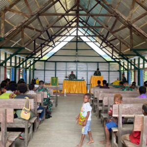 TINGKATKAN KETAQWAAN, SATGAS YONIF 126/KC MELAKSANAKAN IBADAH MINGGU BERSAMA MASYARAKAT DI PERBATASAN PAPUA