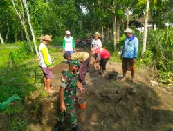 Tingkatkan Budaya Gotong Royong Di Wilayah Binaan, Babinsa Udanawu Gelar Kerja Bakti Bersama