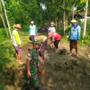 Tingkatkan Budaya Gotong Royong Di Wilayah Binaan, Babinsa Udanawu Gelar Kerja Bakti Bersama