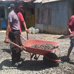 Mudahkan Akses Babinkamtibmas Gotong Royong Perbaiki Jalan Rusak