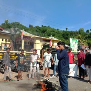 Aksi Para Aktivis Muda Sanggar Kabupaten Bima Minta Copot Kapolsek Kec.Sanggar