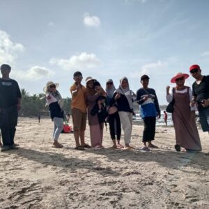 Warga perumahan indopermai RT 04 RW 15 kelurahan tambakaji kecamatan Ngaliyan kota Semarang Provinsi Jawa tengah adakan Refreshing keakraban dan kekompakan di Pantai klayar Pacitan lanjut Gua gong