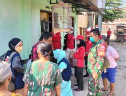 Babinsa Danukusuman Dampingi PMI Dan Sibat Susur Warga