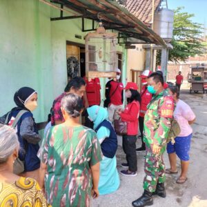 Babinsa Danukusuman Dampingi PMI Dan Sibat Susur Warga