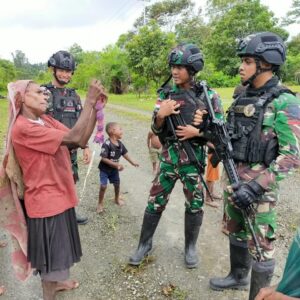 Keceriaan Mama Papua Bersama Satgas Pamtas Yonif Raider 142/KJ