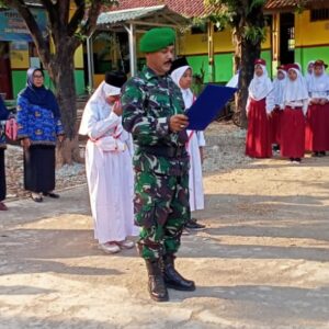 Luar Biasa, Babinsa Desa Tridayasakti Pimpin Upacara Bendera Di SDN Tridayasakti 04