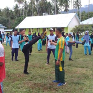 Perkuat Mental dan Kepribadian Generasi Muda, Satgas Yonarmed 1 Kostrad Latih Taekwondo Siswa SMAN Biloro
