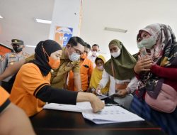 Ridwan Kamil Pantau Pembagian BLT BBM Di Bekasi