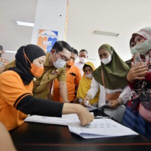 Ridwan Kamil Pantau Pembagian BLT BBM Di Bekasi