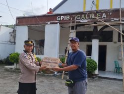 Polisi blusukan sambil berikan bansos kepada ojeg pangkalan