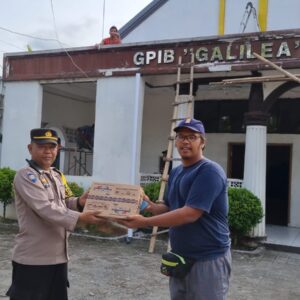 Polisi blusukan sambil berikan bansos kepada ojeg pangkalan