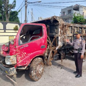 Satu Unit Truk Terjun Kedalam Jurang, Pihak Kepolisian Lakukan Proses Evakuasi