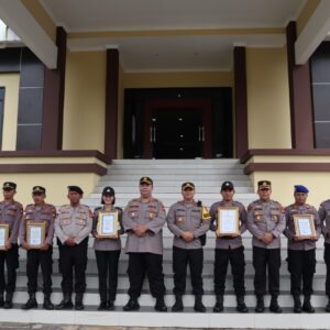 AKBP France Yohanes Siregar, S.I.K.,Berikan Penghargaan Kepada Anggotanya Yang Berprestasi