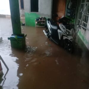 Banjir Kembali Rendam Pemukiman dan Tempat Usaha Warga Kampung Sawah