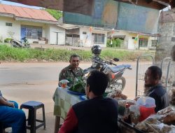 Babinsa Kota Bangun Komsos bersama Warga di Warung Kopi