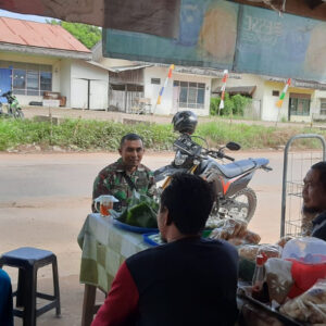 Babinsa Kota Bangun Komsos bersama Warga di Warung Kopi